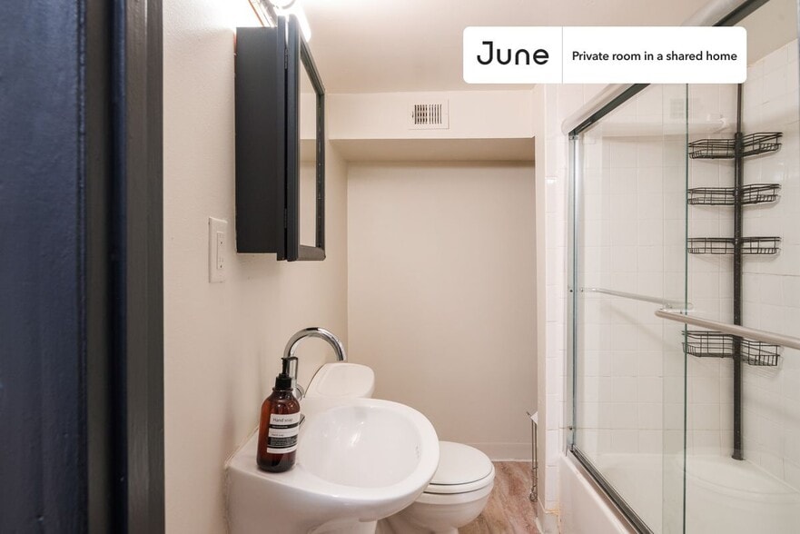 Building Photo - Room in Shared 5 bed/2 bath home in Columbia Heights