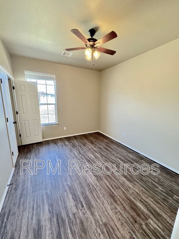 Building Photo - 167 Bison Ct Way