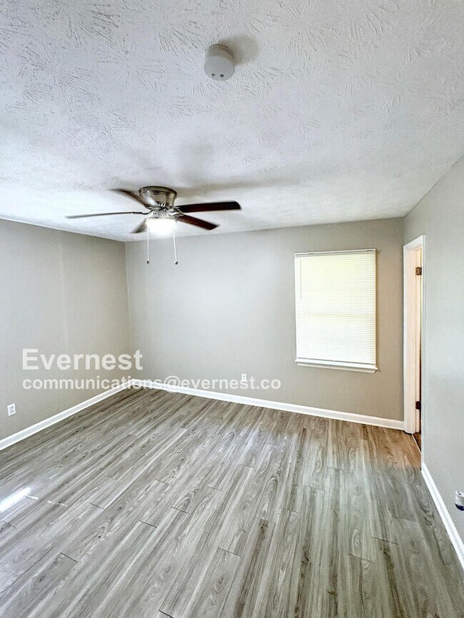 Building Photo - 549 Greenview Ave SE