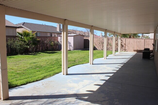 Building Photo - BEAUTIFUL LARGE 5 Bedrooms, 2.75 Bathrooms Home