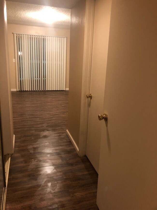 Building Photo - SW Bakersfield Condo. features 3 spacious bdrms 2.5 bath,