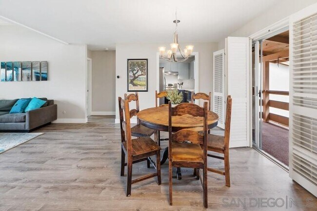 Building Photo - Gorgeous Upper Unit Condo in Fairway Knoll...