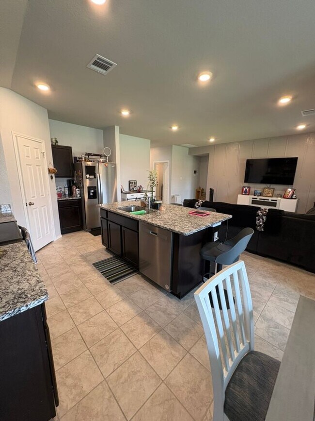 Building Photo - 4 Bedroom 2 Bath in Mesa Verde