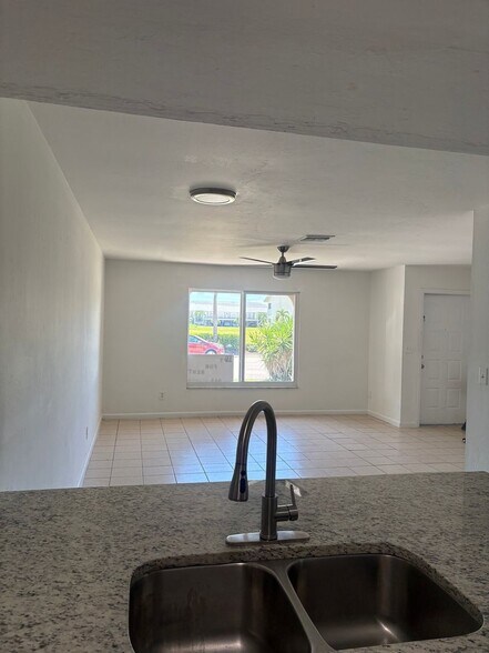 Building Photo - 919 Cape Coral Pkwy W