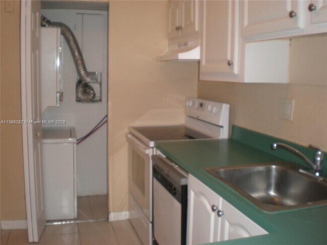 Building Photo - 7920 N Colony Cir