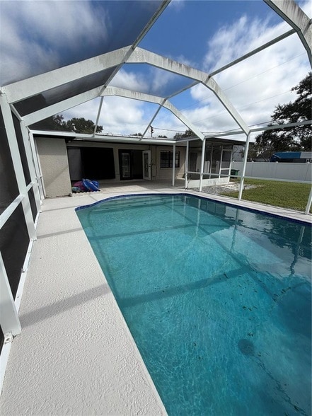 Building Photo - 1702 W Dempsey Ave