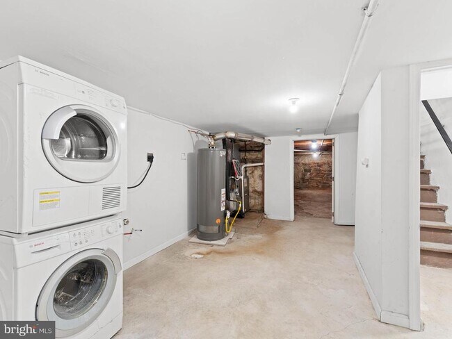 Building Photo - 2443 Nicholas St