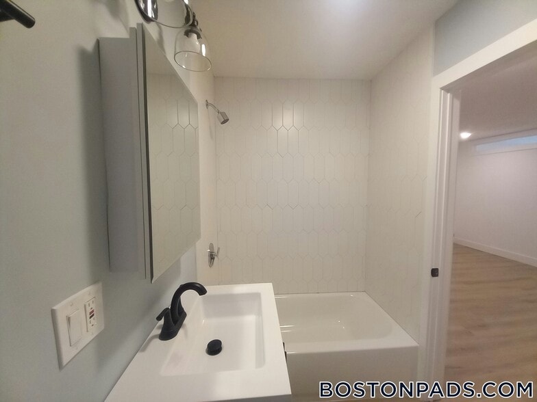 Building Photo - 740 E 7th St