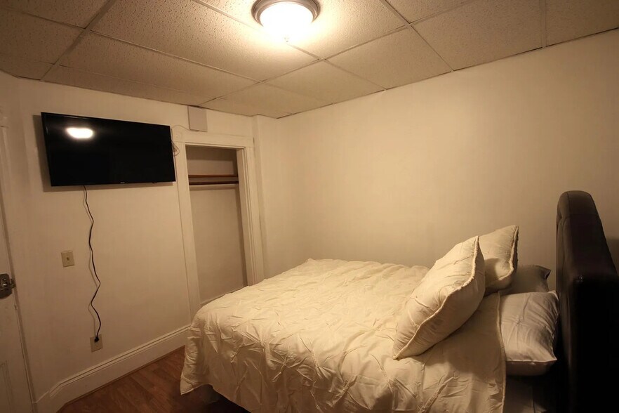 Building Photo - 105 Leyden St