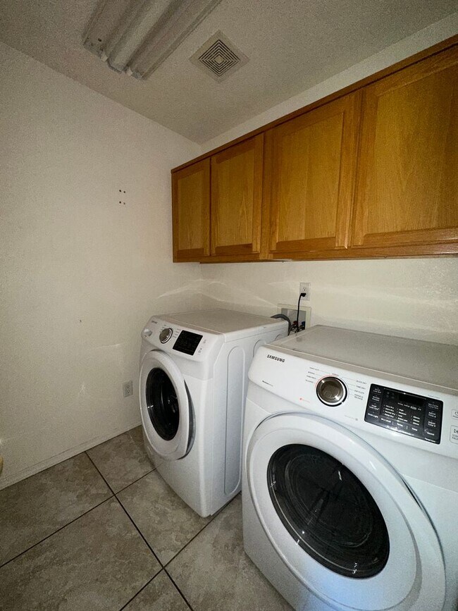 Building Photo - 3 Bedroom 2 Bathroom Home for rent in Bloo...