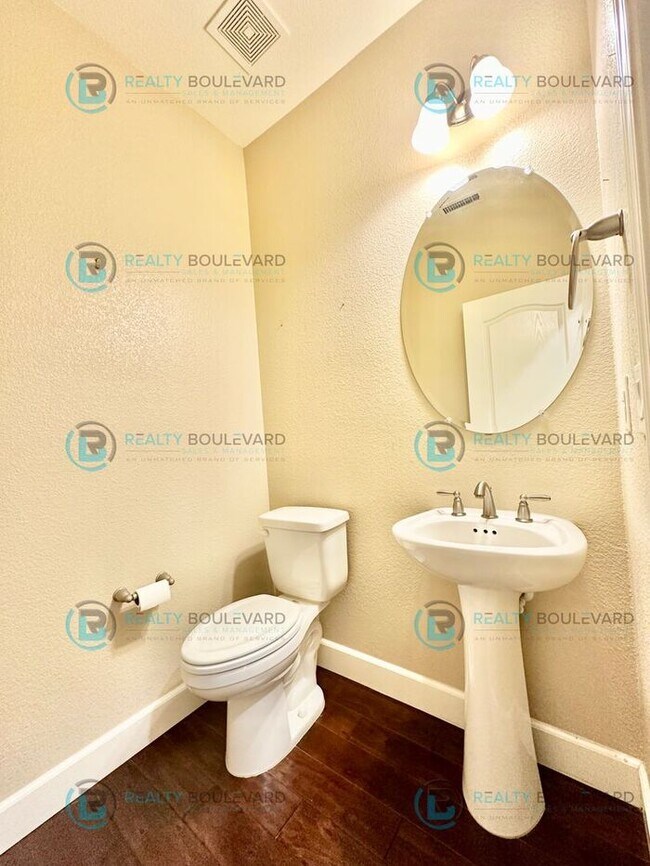 Building Photo - Spacious 4-Bedroom Gem in Somersett with S...