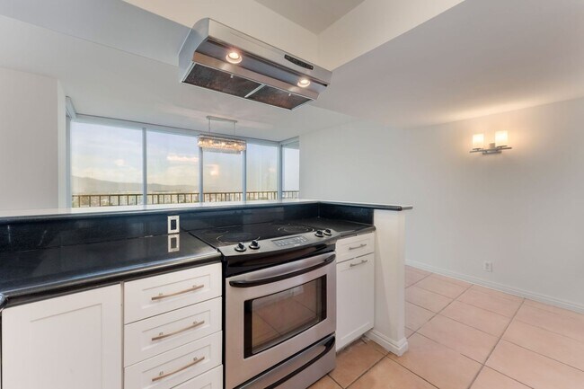 Building Photo - Luxury High-Rise Living with Views!