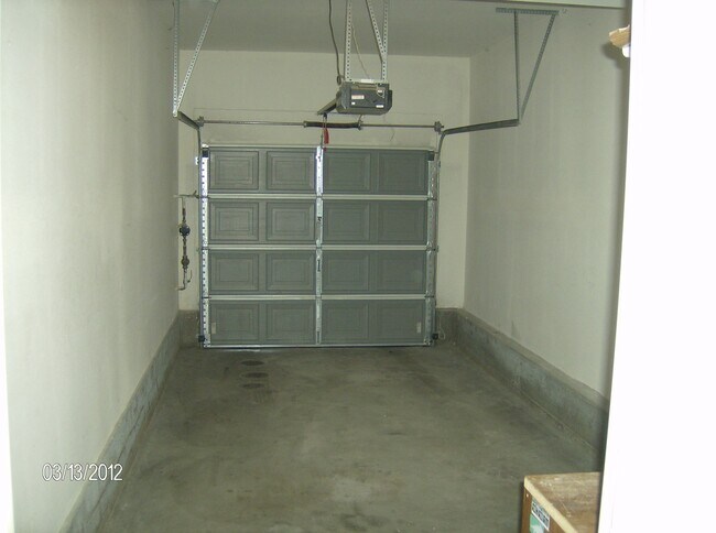Building Photo - Spacious Three Bedroom Townhouse with Atta...