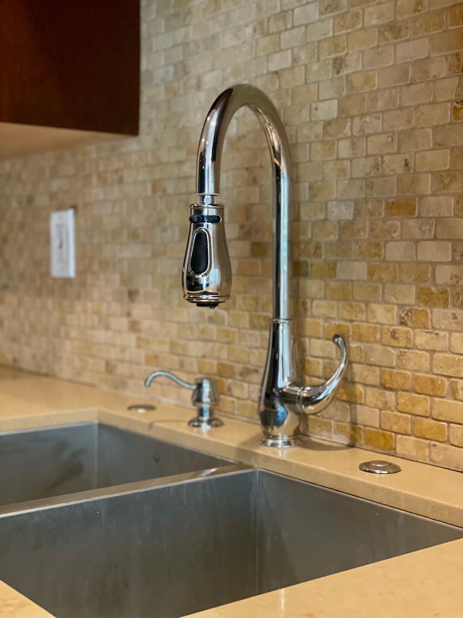 Farm sink, push button disposal - 1325 Wellesley Ave