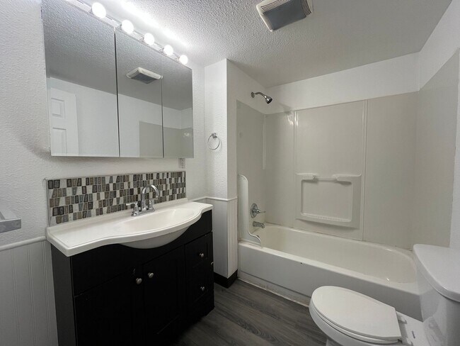 Building Photo - 138 N Klevin St