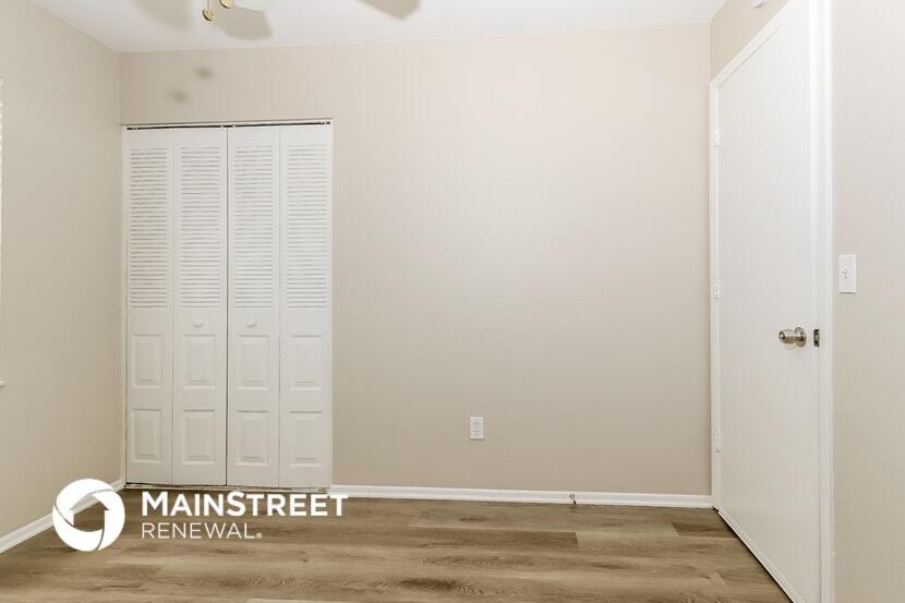 Building Photo - 426 SW Eastport Cir