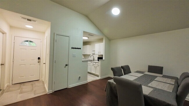 Building Photo - 1404 Woodfern Dr