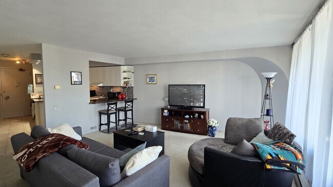 Building Photo - 300 N State St