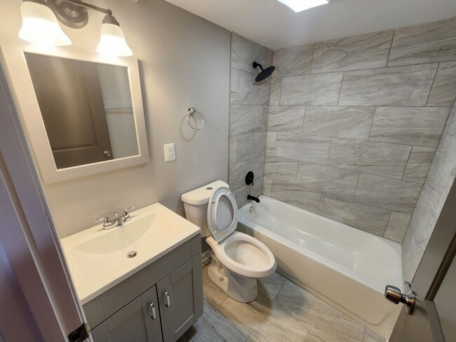 Building Photo - Beatuiful Two Bedroom Town Home