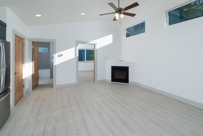 Building Photo - Hartford Duplex - 01355-HART-00