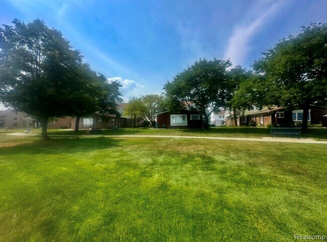 Building Photo - 26070 N Lake Dr