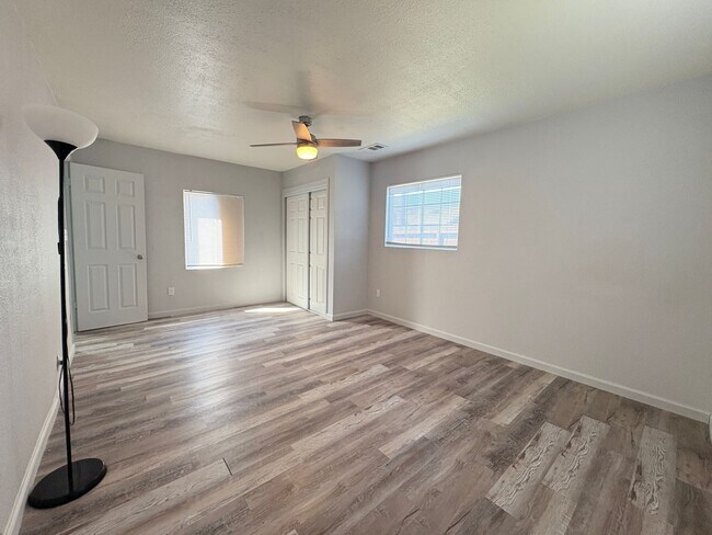 Building Photo - Spacious 3 Bed, 2 Bath Single Story Home