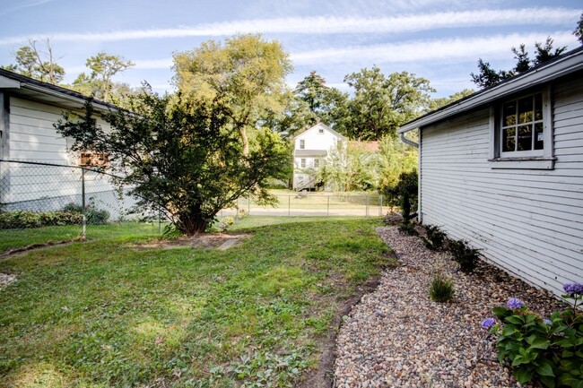 Building Photo - Beautifully Remodeled 2 Bedroom Home