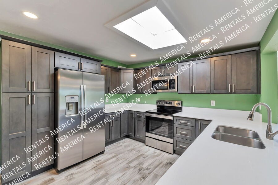 Building Photo - 330 E Mountain Vista Dr