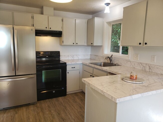 Building Photo - Charming Milwaukie House with Beautiful Ba...