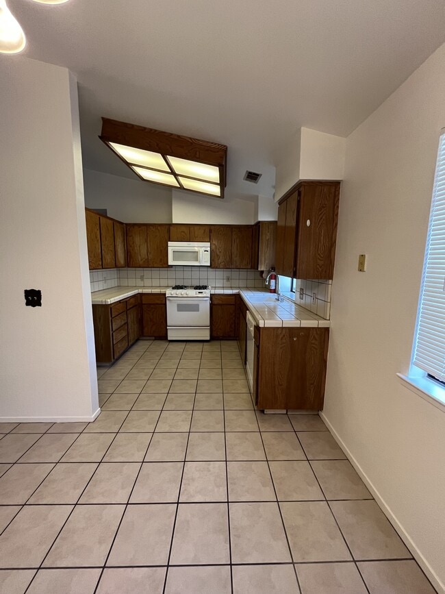 Building Photo - 2146 Fernwood Dr