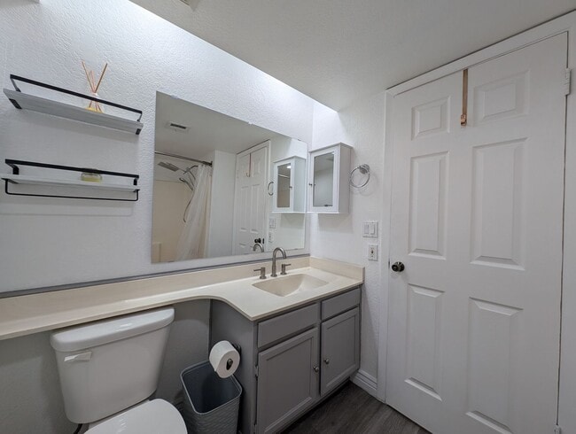 Building Photo - 2 Bedroom Condo Unit in the Papago Park Vi...
