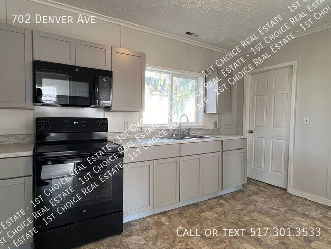 Building Photo - 3-BDR 1-BTH House with New Kitchen & New C...