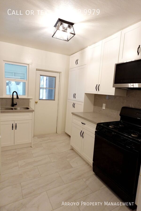 Building Photo - 6307 Aldama St