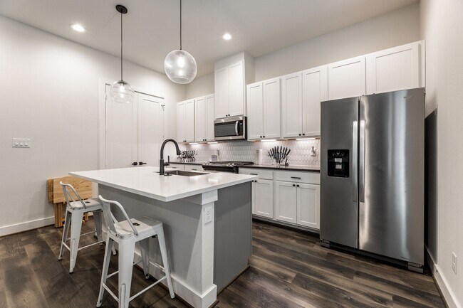 Building Photo - 5725 White Magnolia St.