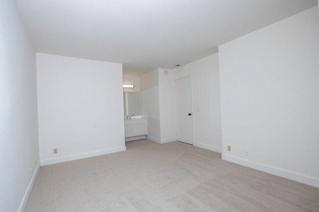 Building Photo - Townhome in Lake Forest