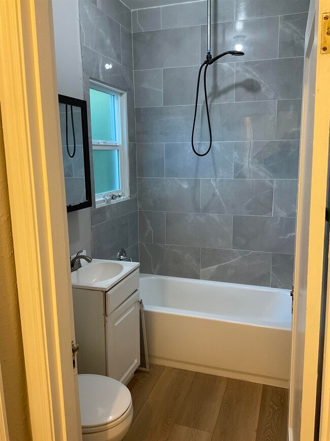 Building Photo - 618 W 7th St