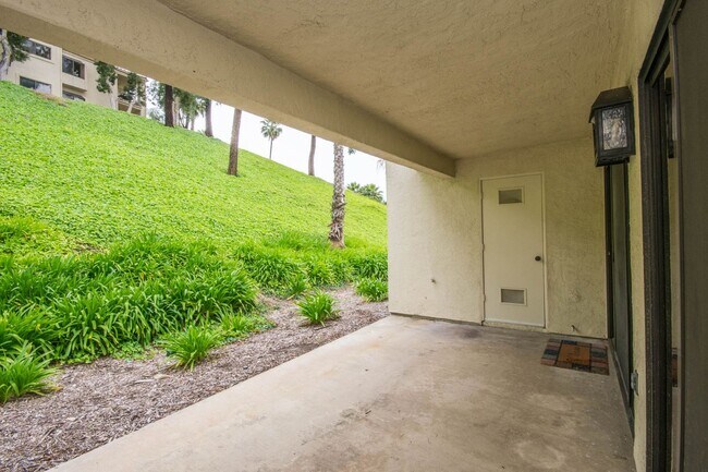Building Photo - Spacious Dual-Master Condo!
