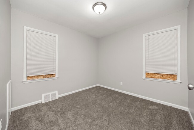 Building Photo - 3 bedroom newly renovated $1250