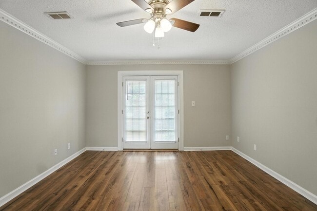 Building Photo - Updated Brick Condo in the Heart of Downto...