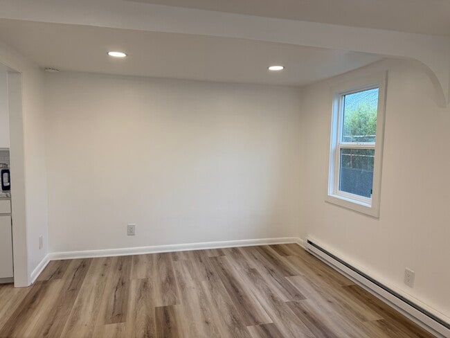 Building Photo - 2572 Perry Ave