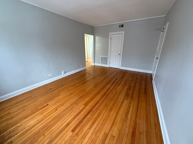 Building Photo - 7344 N Damen Ave