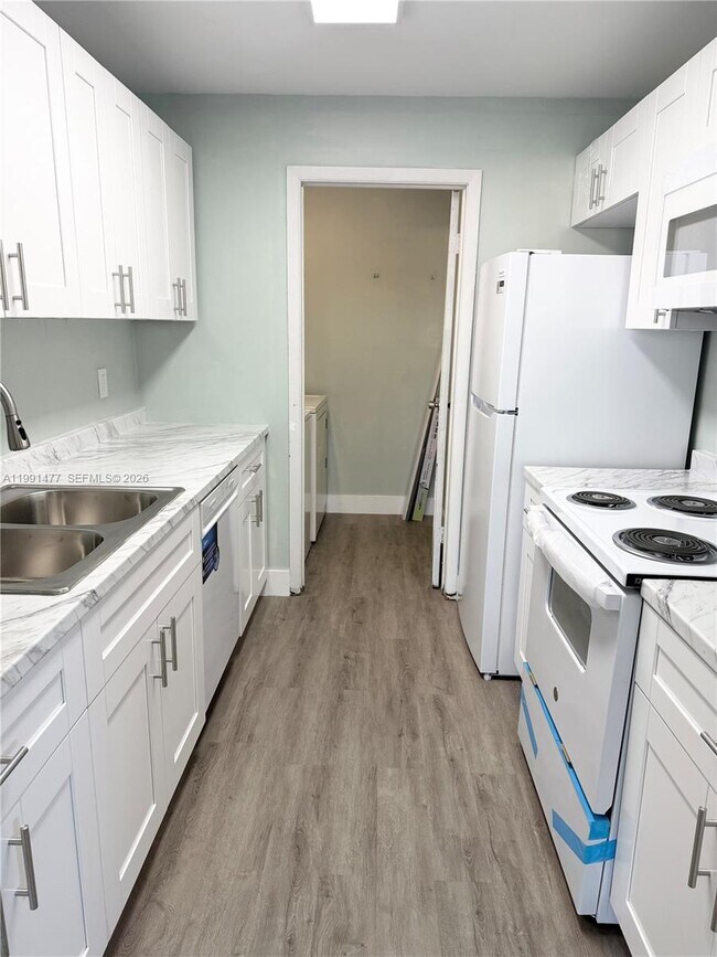 Building Photo - 804 SW 73rd Ave