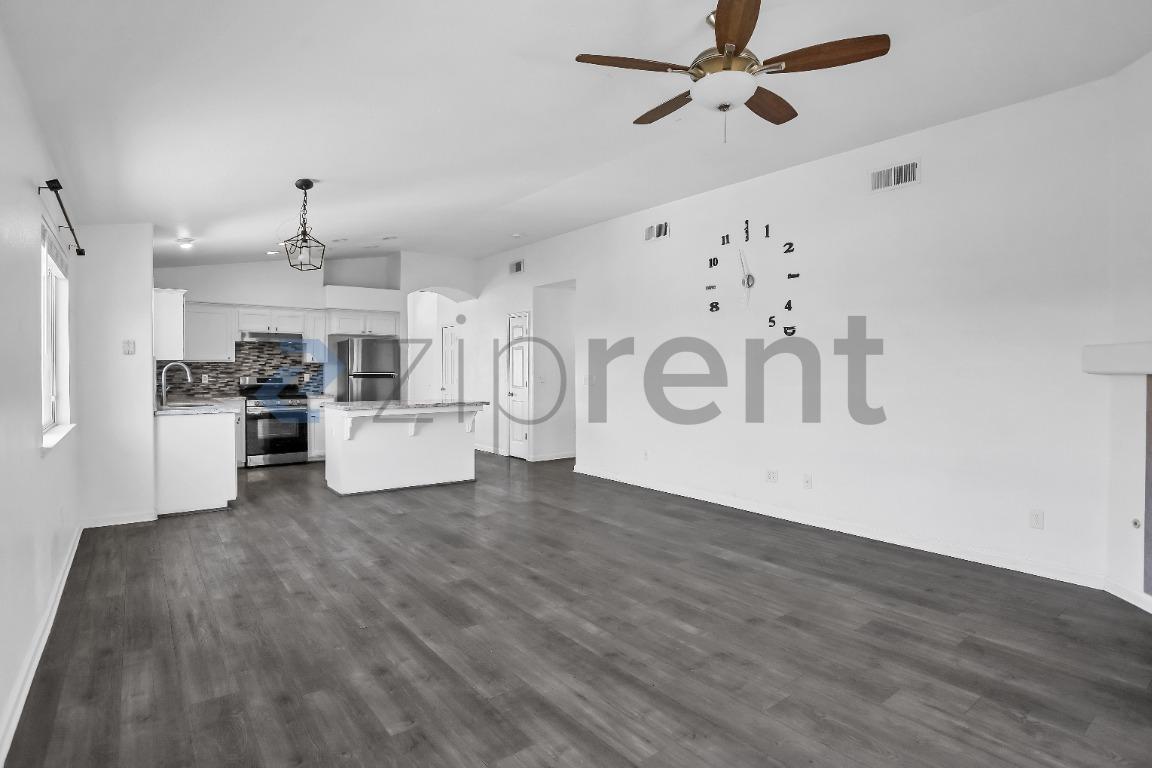 Building Photo - Unit