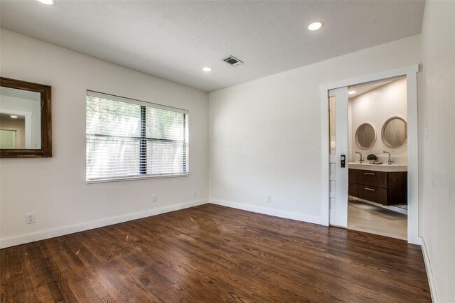 Building Photo - 235 Live Oak St