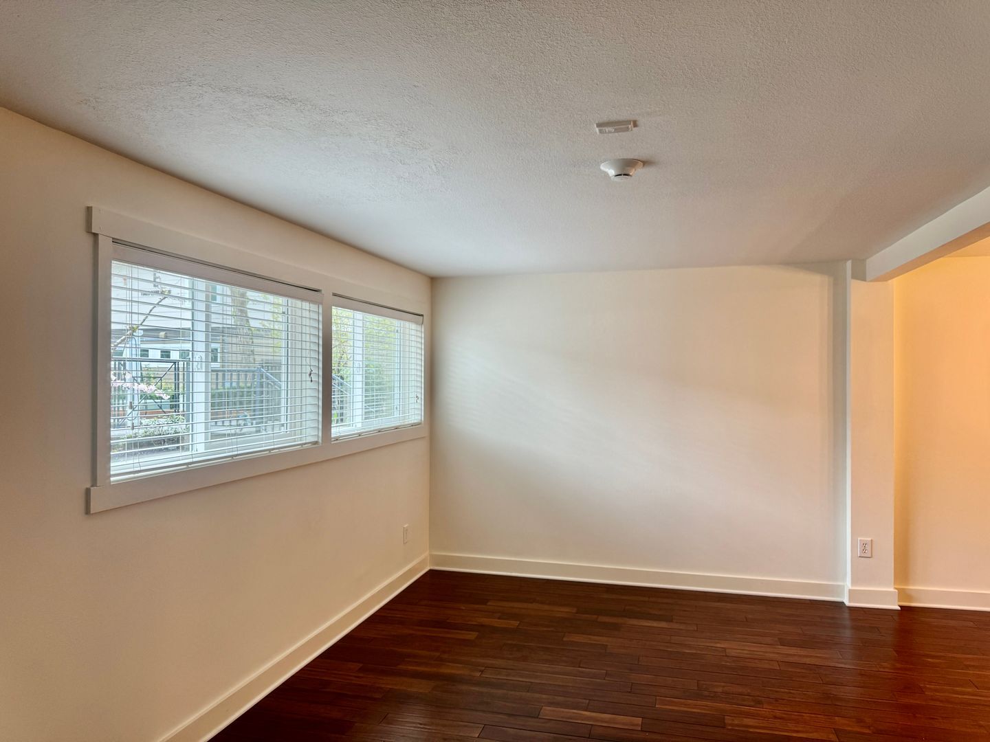 Building Photo - Redmond Townhouse