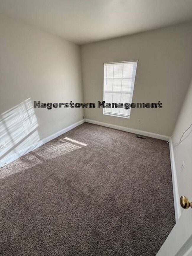 Building Photo - Halfway Townhouse - close to shopping and dining