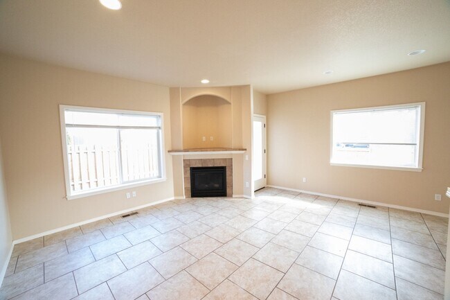Building Photo - Newer Construction Townhome in Canby