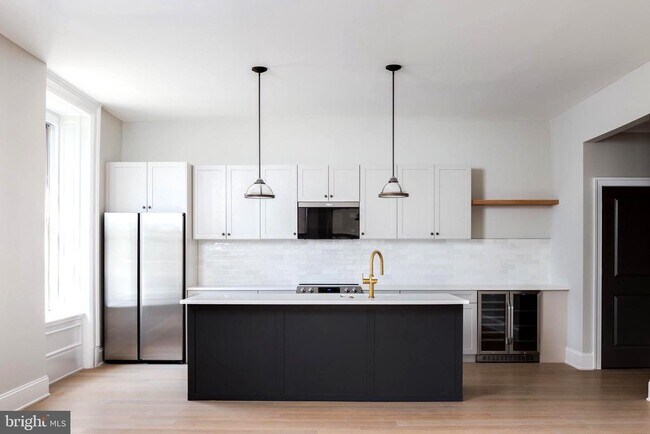 Building Photo - 200 S Broad St