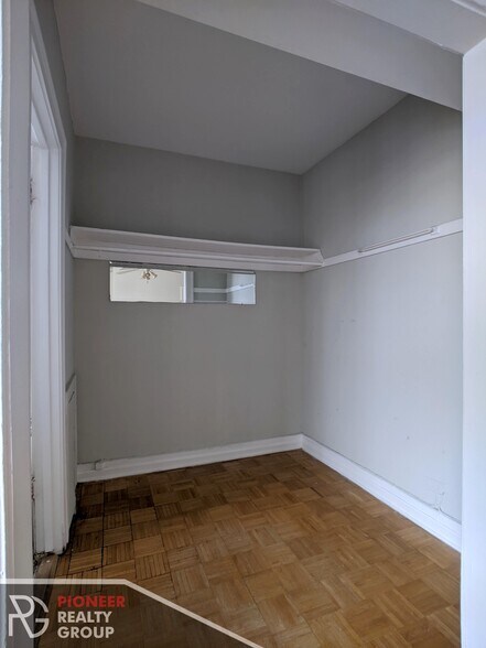 Building Photo - 711 W Belmont Ave