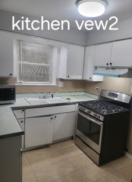 Building Photo - 422 S 19th Ave